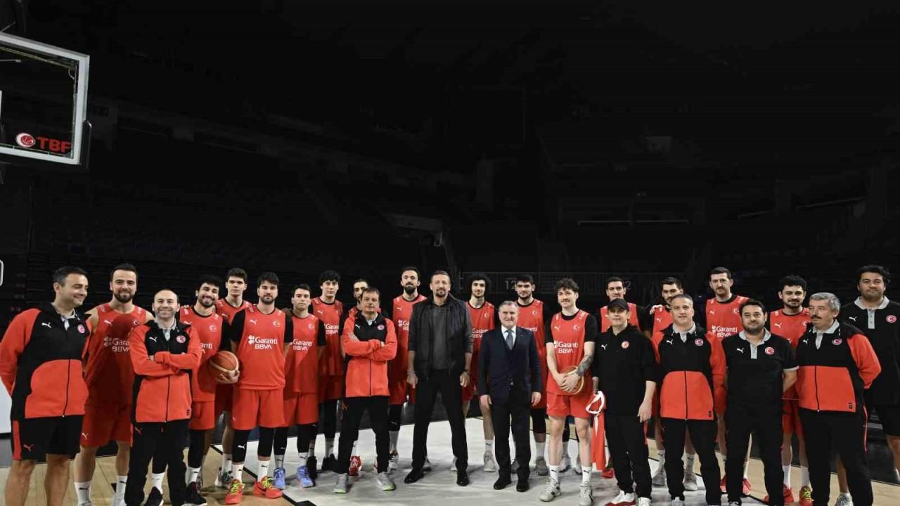 Bakan Baktan A Milli Erkek Basketbol Takımına ziyaret Hürsöz