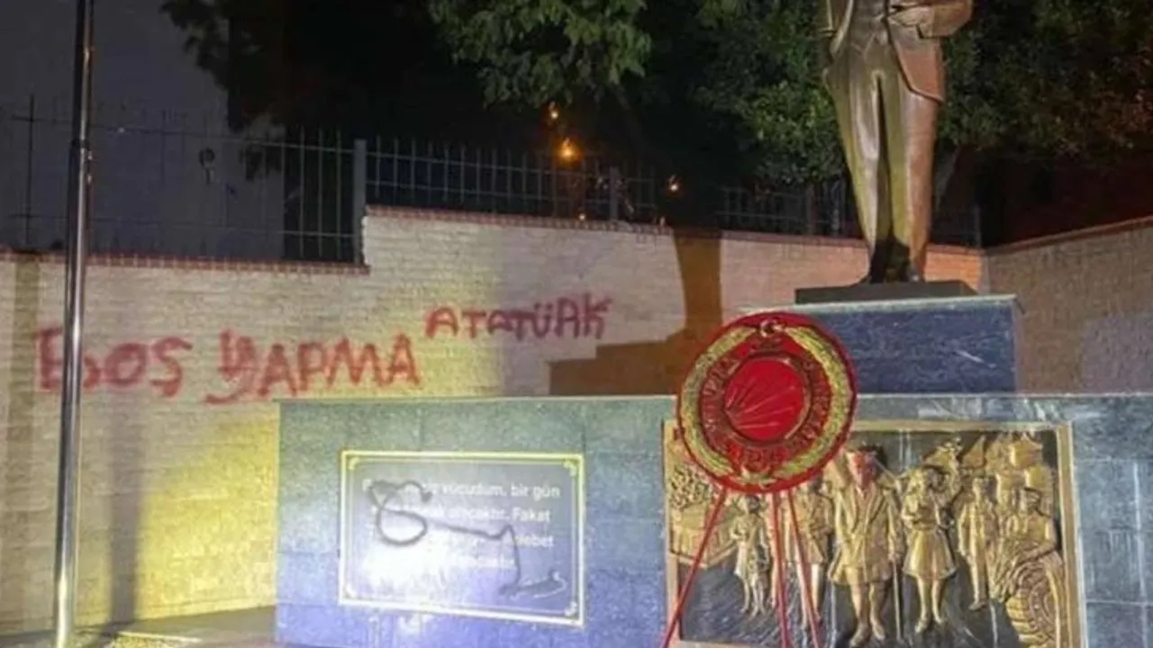Atatürk Anıtı'na alçak saldırı yaptılar