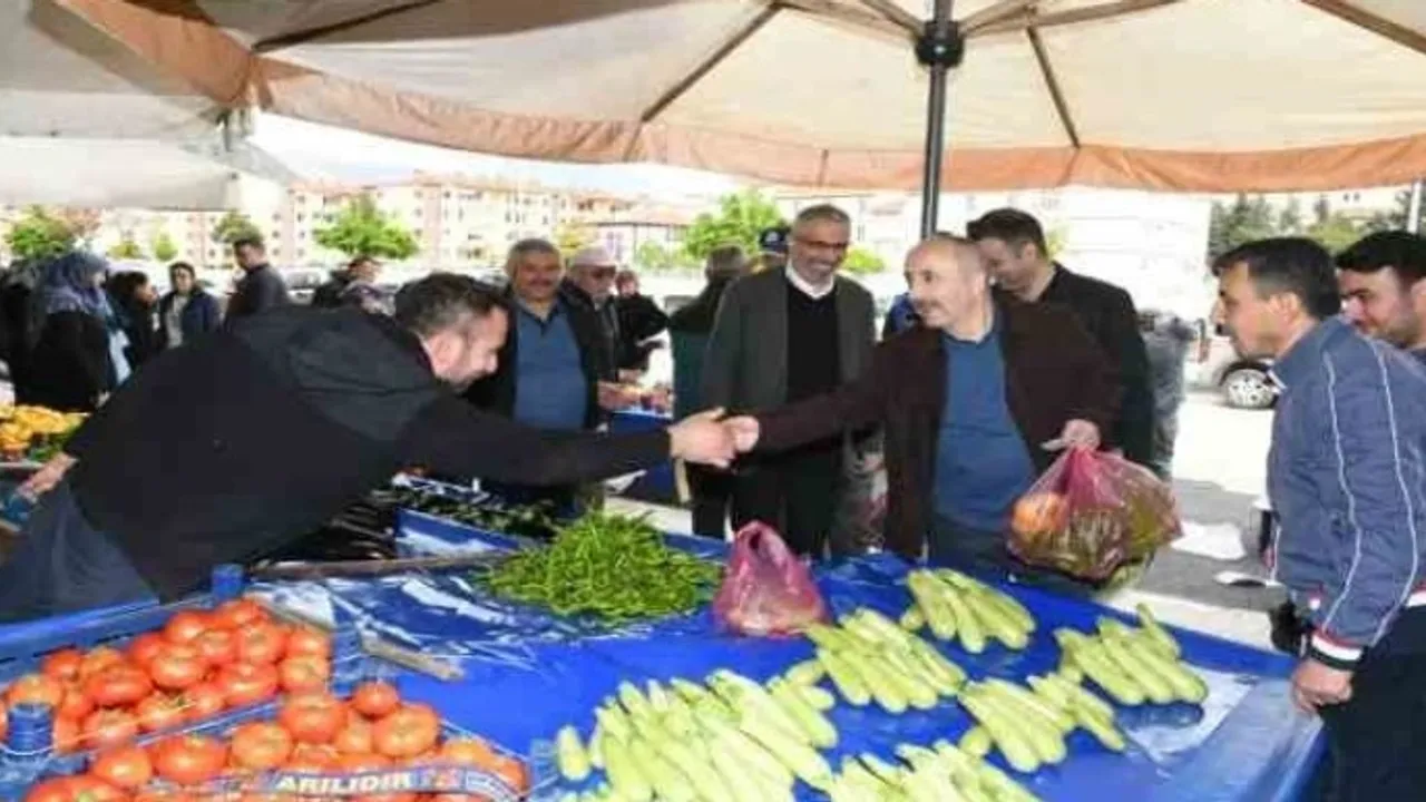 Başkan Çelik, semt pazarında alışveriş yaptı