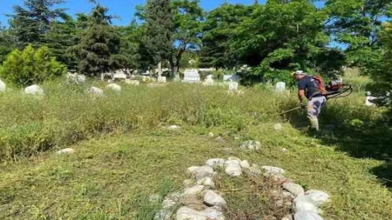 Bayram öncesinde mezarlıklar bakıma alındı