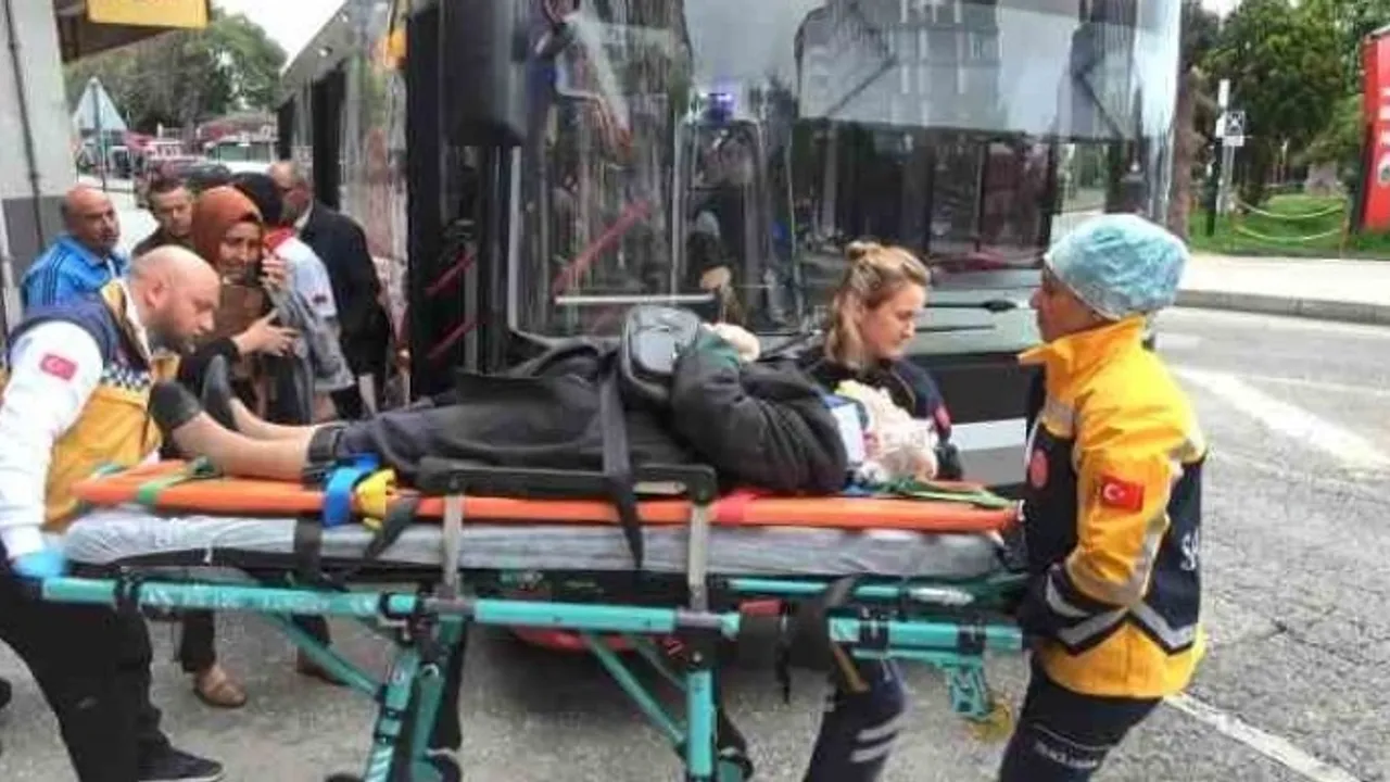 Otobüsün içerisinde düşen yaşlı kadın yaralandı