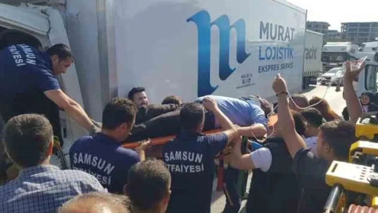 Samsun’da kamyon tıra çarptı: 1 yaralı