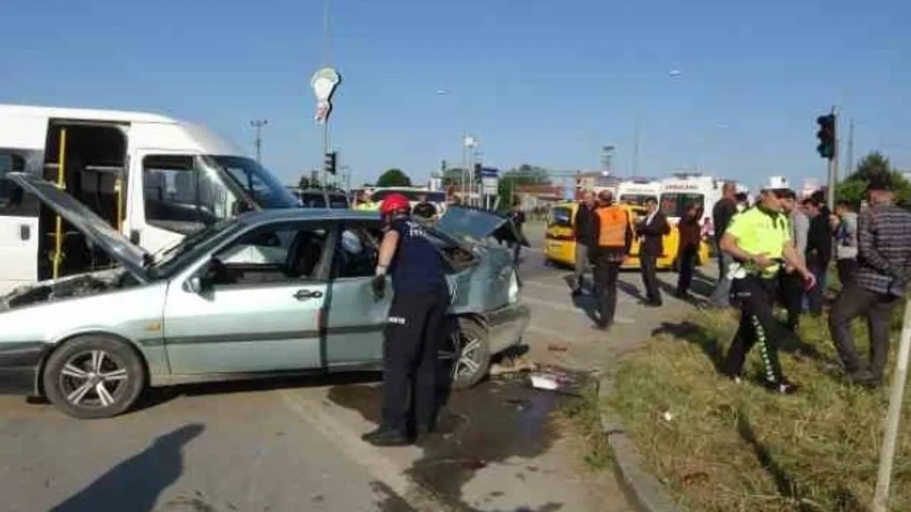 Samsun’da minibüs kavşakta iki araca çarptı: 7 yaralı