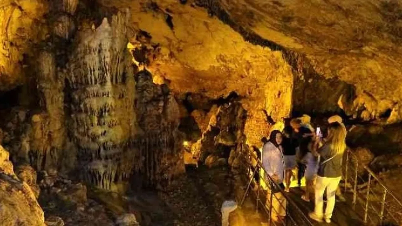 UNESCO’nun kültür miras listesinde, serinlemek isteyenler bu mağaraya akın ediyor