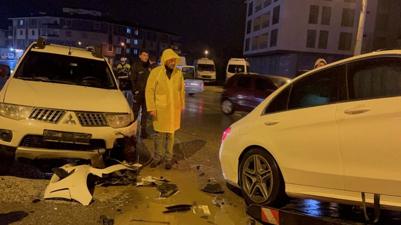 Düzce'de pikap ile otomobilin çarpıştığı kazada 5 kişi yaralandı