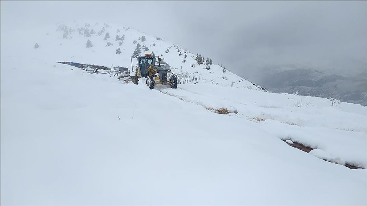 Tokat, Sinop ve Kastamonu'da kar ve fırtına hayatı olumsuz etkiliyor