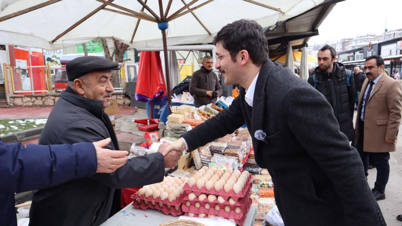 AK Bolu Parti Belediye Başkan adayı Demirkol, semt pazarını ziyaret etti