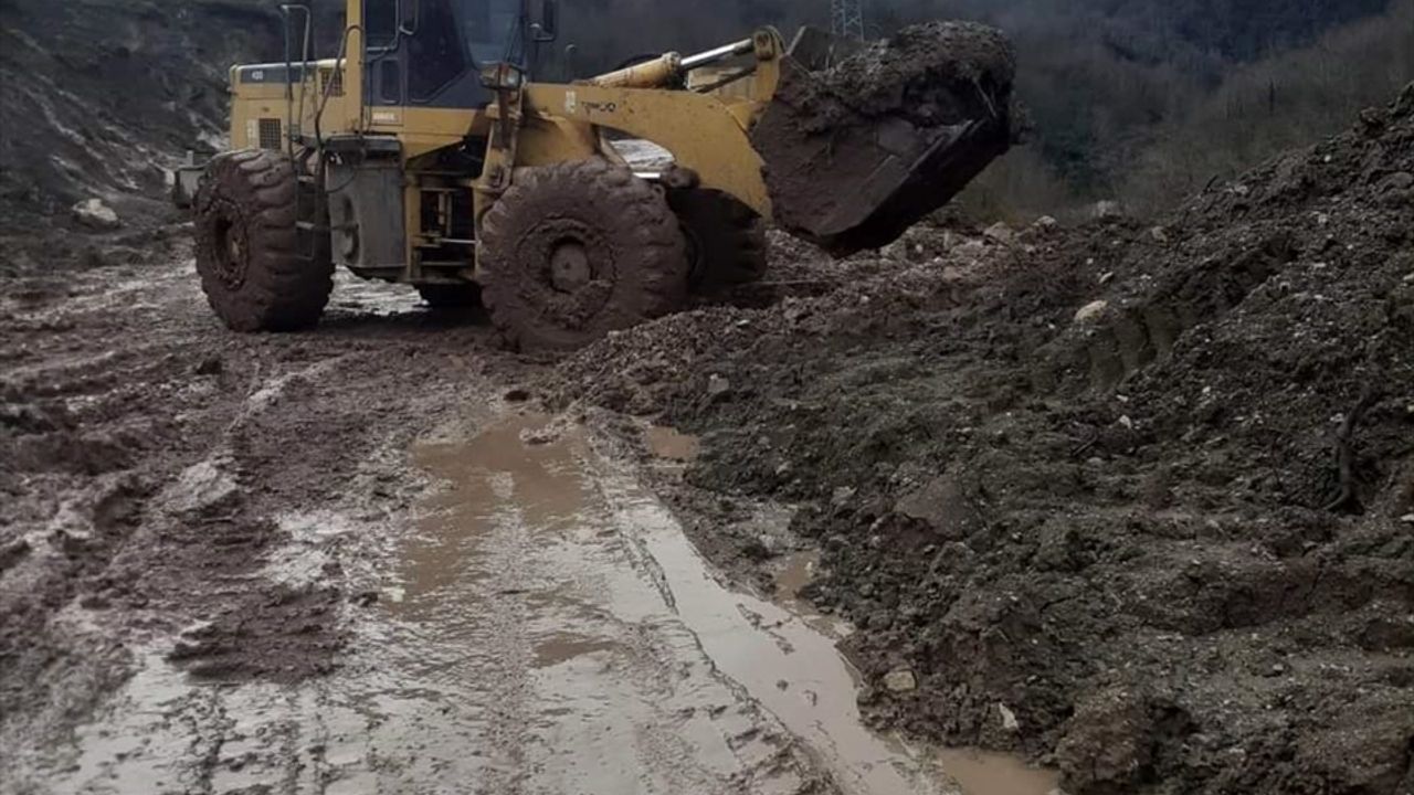 Kastamonu'da toprak kayması nedeniyle kapanan yol ulaşıma açıldı