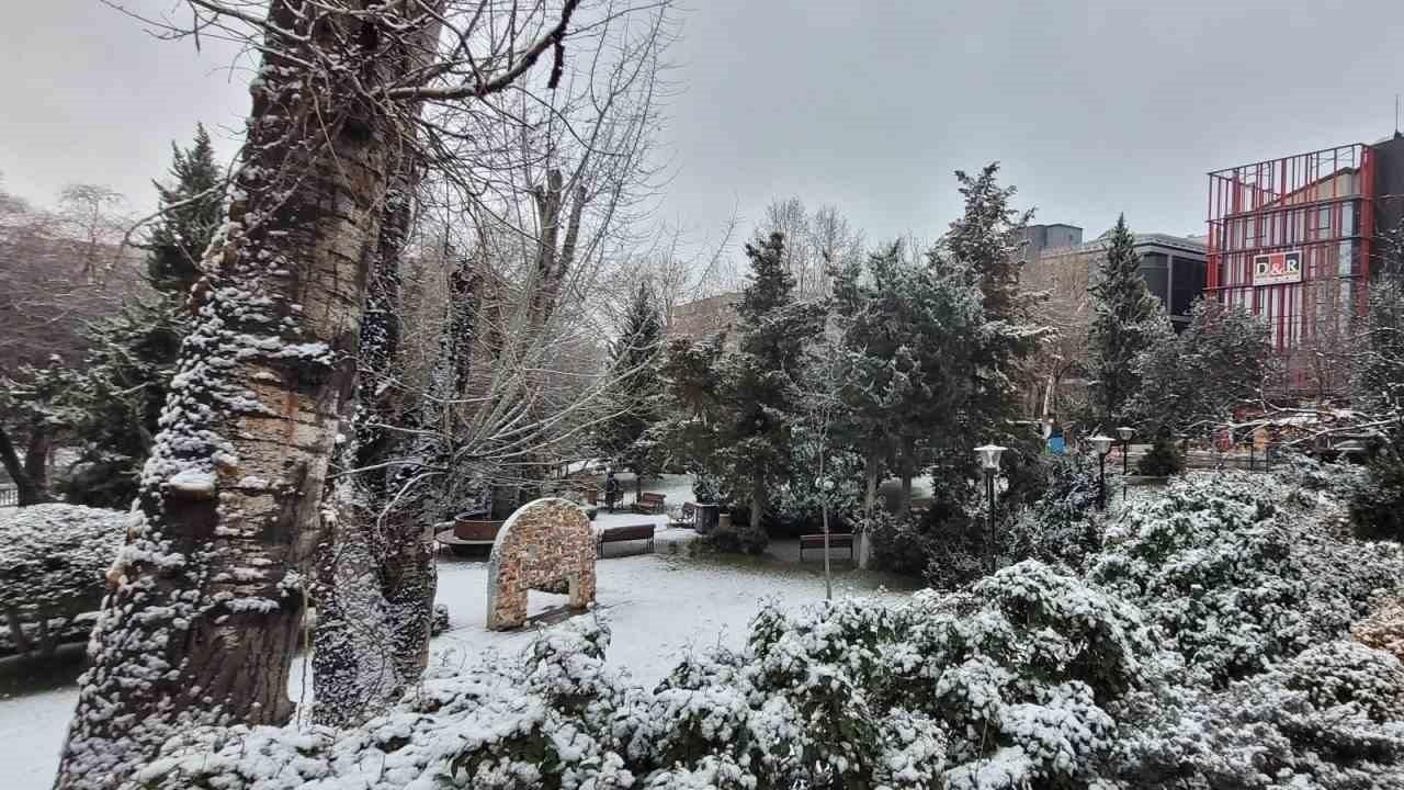 Ankaralılar yeni güne karla uyandı