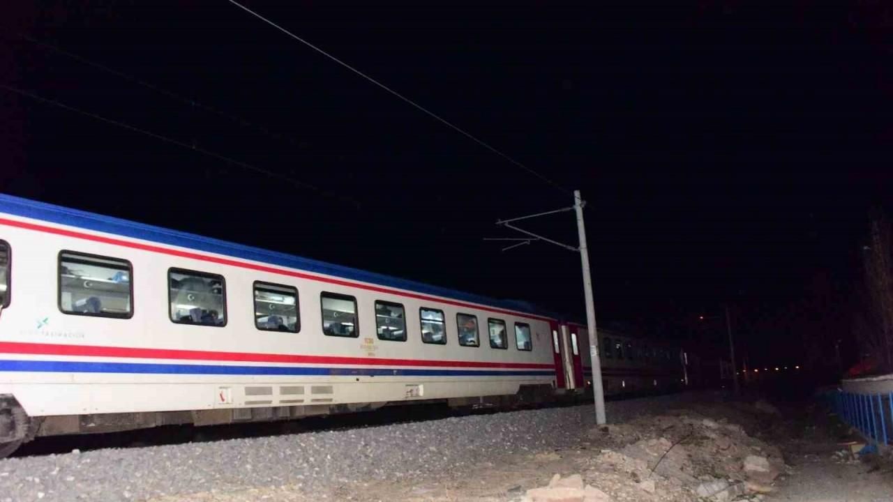 Doğu Ekspresi hafif ticari araca çarptı, demiryolu 1 saat ulaşıma kapandı