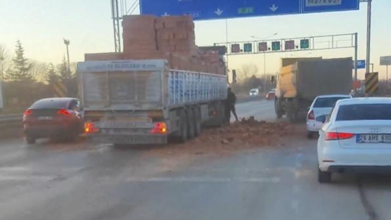 Eskişehir’de tır dorsesinden dökülen tuğlalar trafiği olumsuz etkiledi