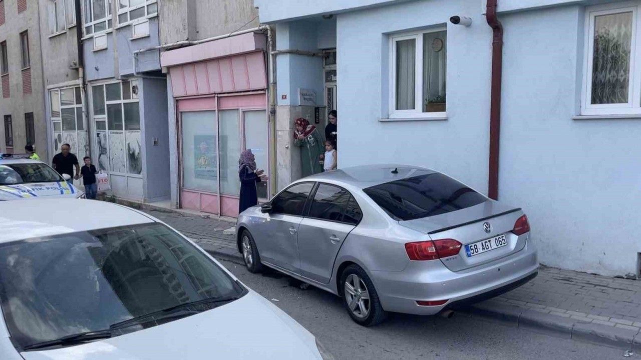 Sivas’ta polisten kaçan otomobil apartmana çarptı, bina sakinleri deprem oluyor zannetti