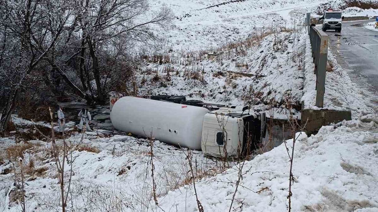 Gümüşhane'de LPG yüklü tanker dere yatağına devrildi: 1 yaralı