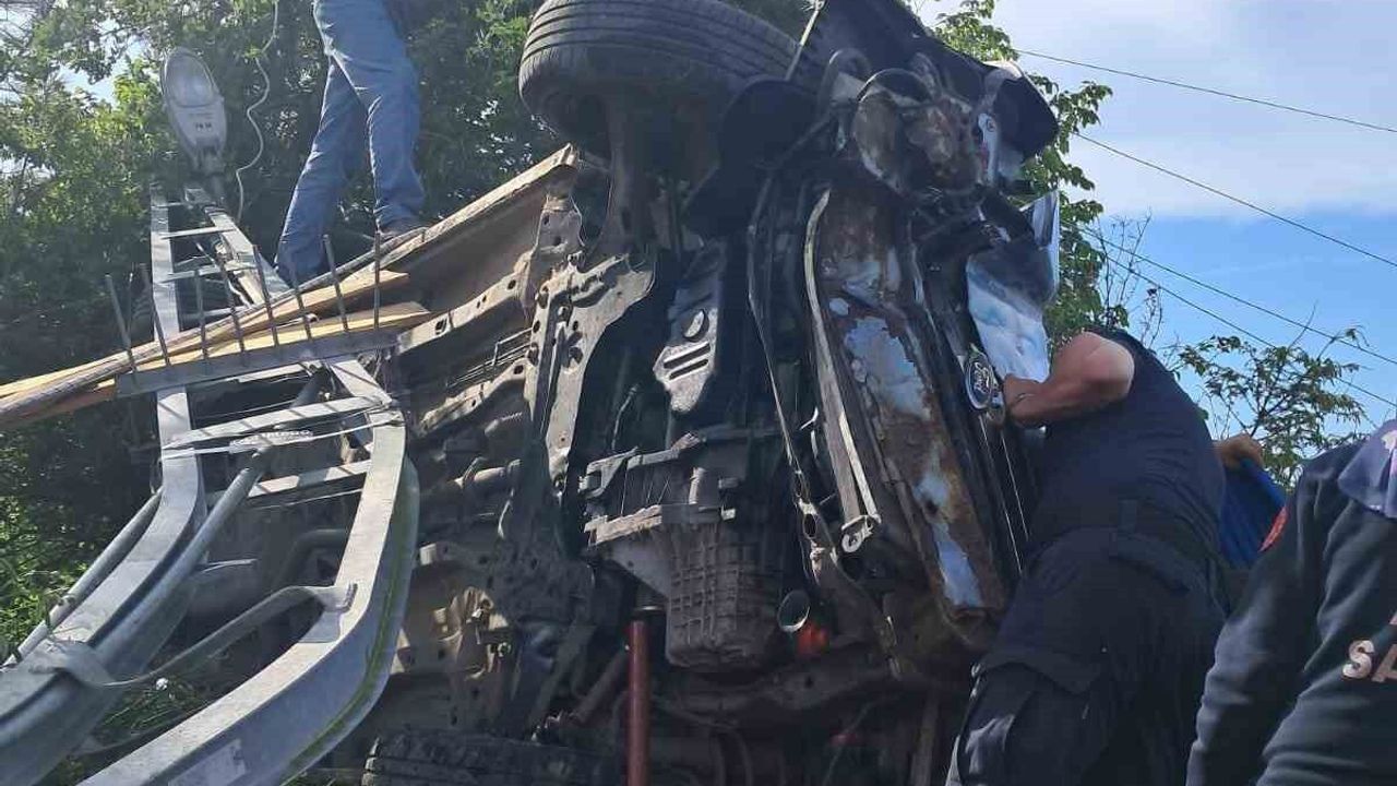 Elektrik direğine çarpan hafif ticari araç devrildi: 2 yaralı