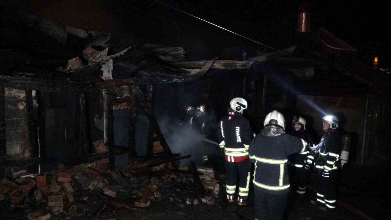 Alevlere teslim olan ahşap ev kullanılamaz hale ge