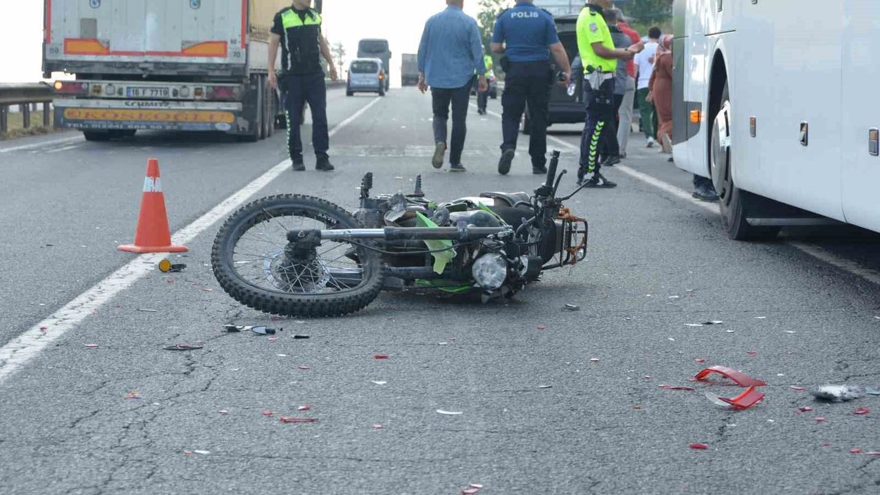 Arızalanan otobüse çarpan motosiklet sürücüsü, otomobilin ça