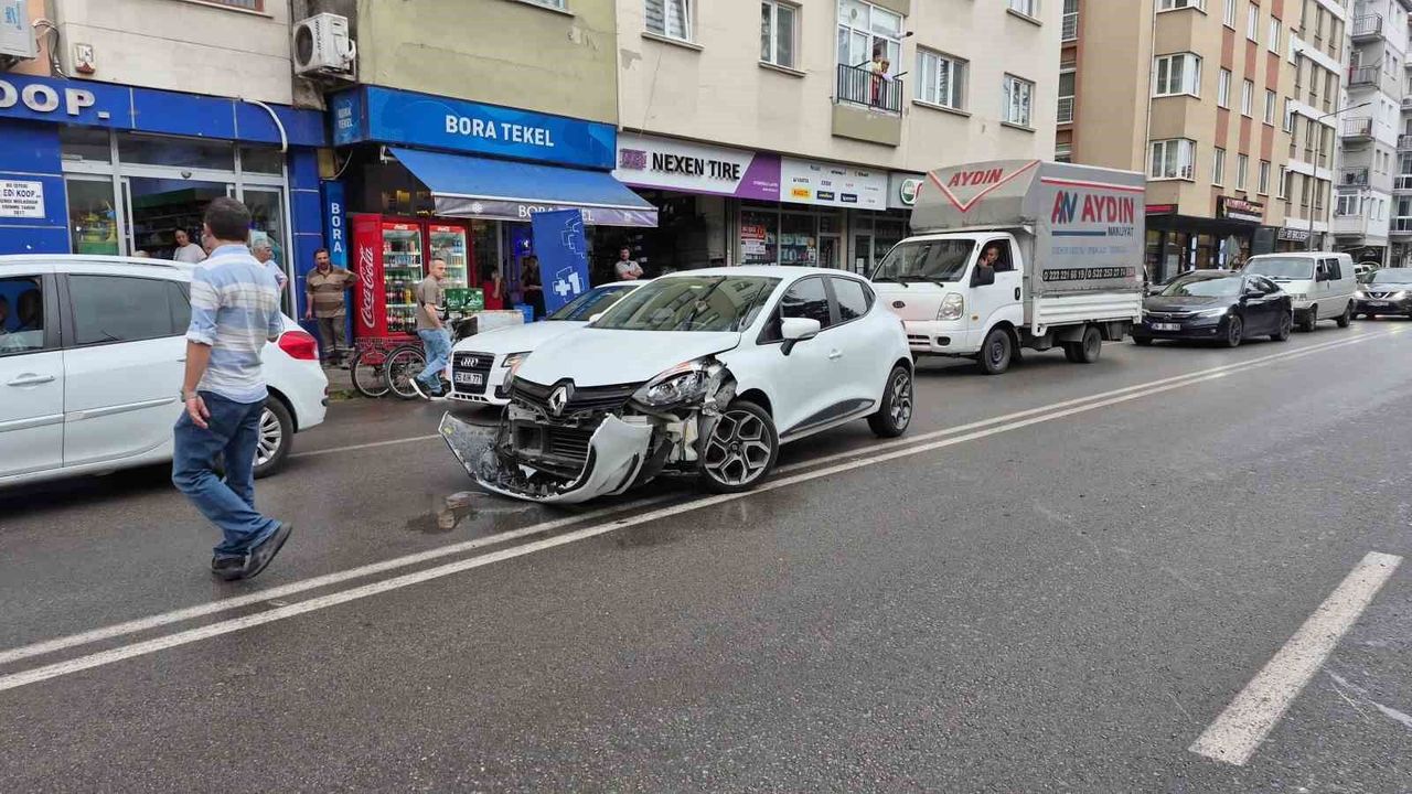 Caddede U dönüşü yapmaya çalışan otomobil motosikletle çarpı