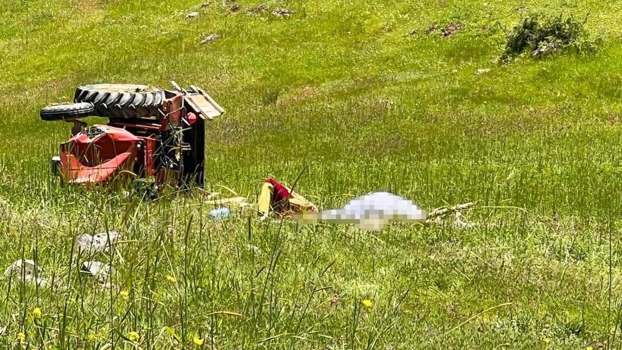 Devrilen traktörün altında kalan sürücü hayatını kaybetti
