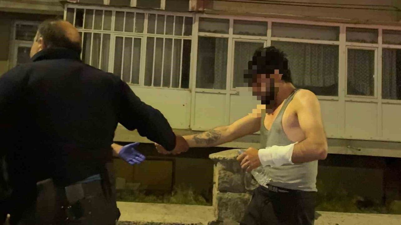 Evinde bıçakla kendine zarar veren şahsın hayatını polisin t