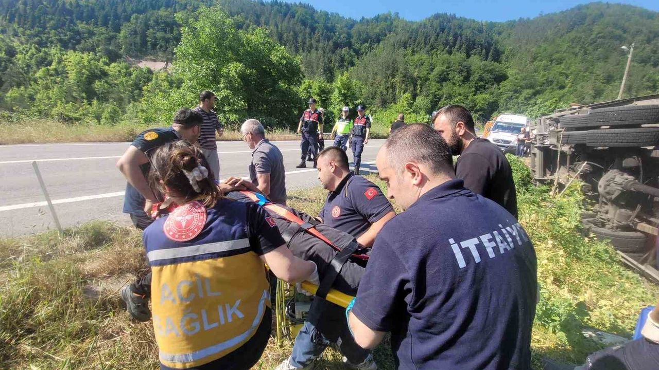 Freni boşalan kamyon devrildi, ekipler sürücüyü kurtarmak iç