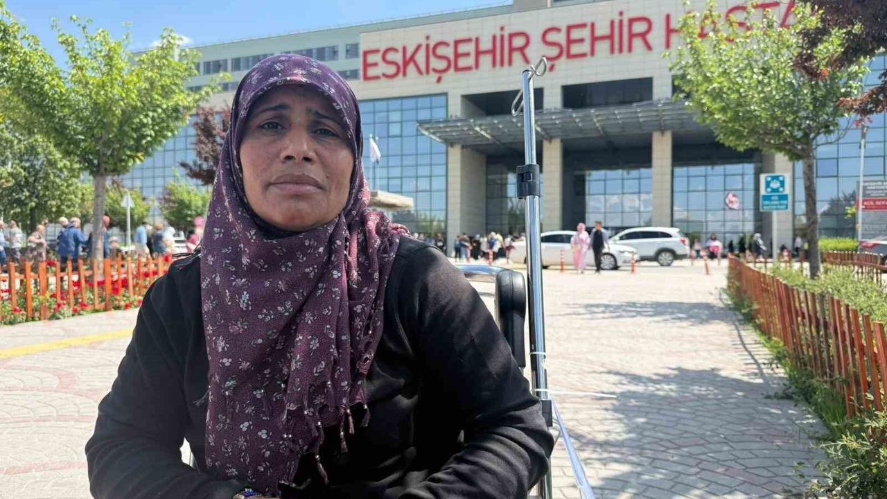 İki çocuk annesi, 2 erkek tarafından sopayla darbedildiğini 