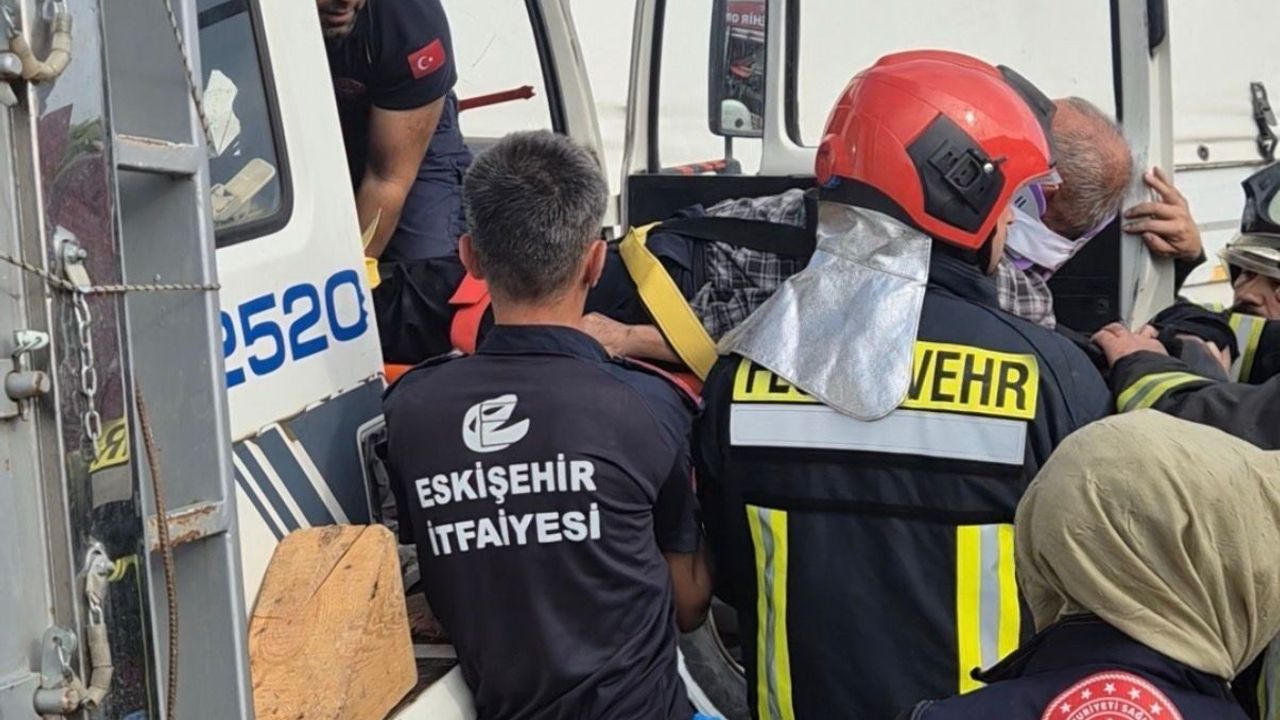 İki kamyonun karıştığı kazada sıkışan sürücüyü itfaiye ekipl