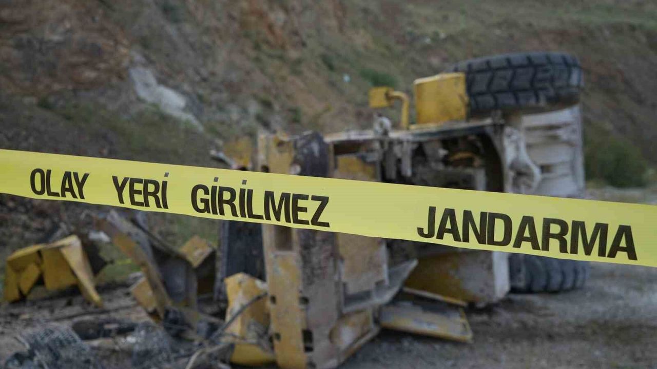 İş makinesi 20 metrelik uçurumdan yuvarlandı: Operatör ağır 