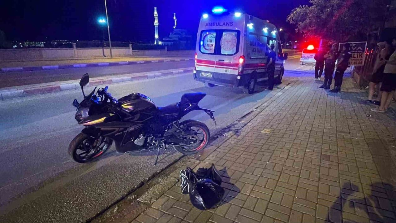 Karaman'da kaldırımı aşarak karşı şeride geçen motosikletin 