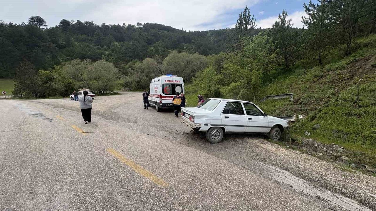 Kastamonu'da kontrolden çıkan otomobil kaza yaptı: