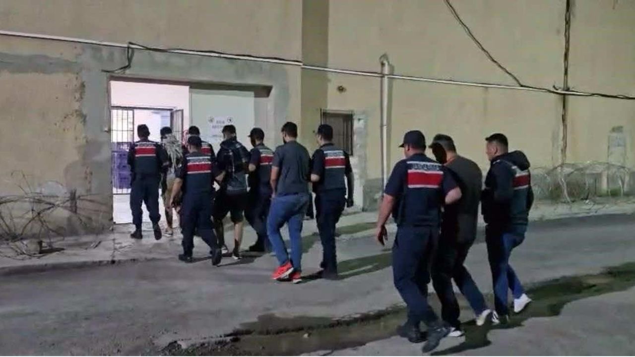 Mersin'den gelip Sivas'ta hırsızlık yapan 5 şüpheli tutuklan