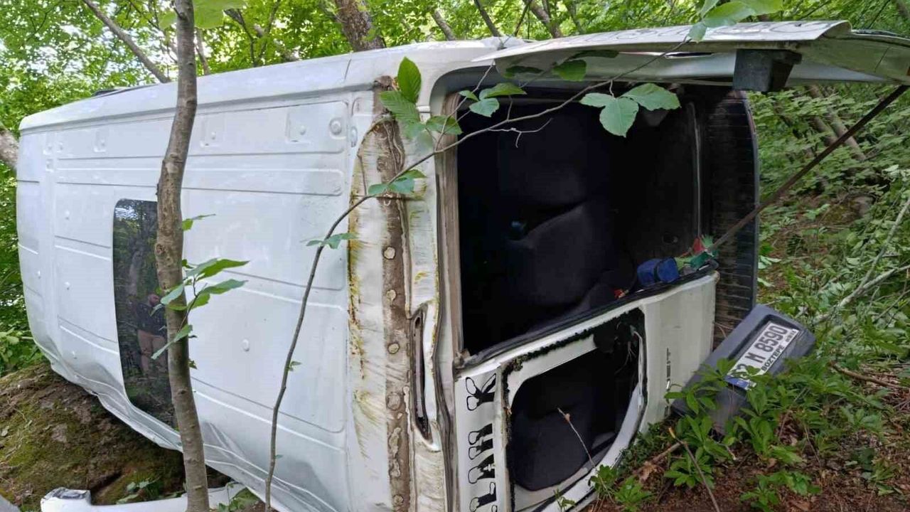 Ordu'da yolcu minibüsü uçuruma yuvarlandı: 9 yaral