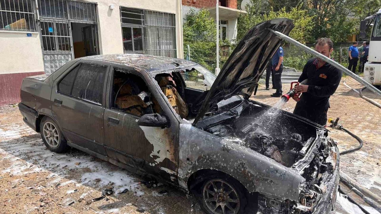 Park halindeki otomobilde çıkan yangın söndürüldü
