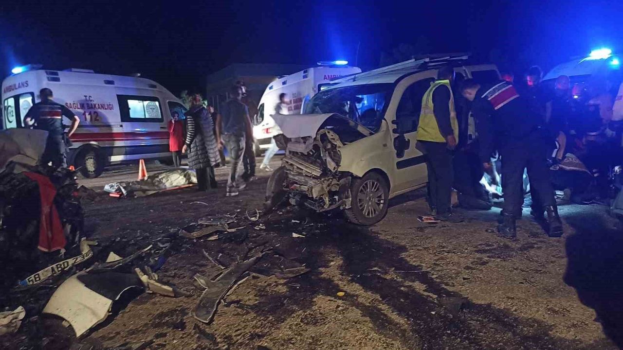 Sivas'ta iki araç kafa kafaya çarpıştı: 4'ü ağır 8
