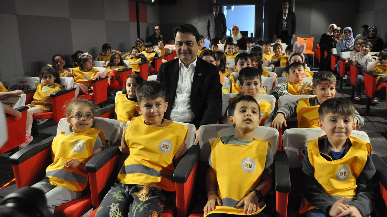 TRT Gezici Sinema Tırı Çocuklarla Buluştu! Vali Kö