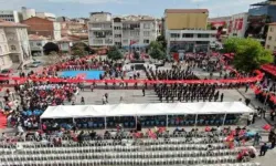 Aksaray’da 19 Mayıs 2 bin 100 kişinin taşıdığı 550 metrelik bayrakla kutlandı