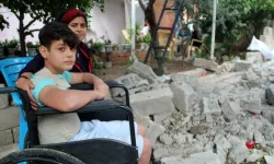 Depremde üzerine duvarı yıkılan çocuk, yeniden yürüyeceği günlerin hayalini kuruyor