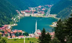 Karadeniz'in Efsane Güzelliği: Uzungöl, Sonbaharın Büyülü Dokunuşlarıyla Parlıyor!
