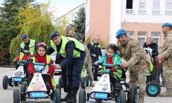 Kırşehir’de öğrenci ve çalışanlara mobil trafik eğitimi verildi