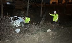 Karabük'te şarampole devrilen otomobildeki 1'i çocuk 4 kişi yaralandı