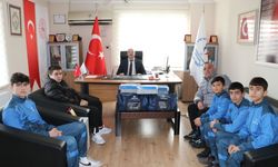 Samsun'u Okul Sporları Türkiye Şampiyonası'nda temsil edecek güreşçilere malzeme desteği