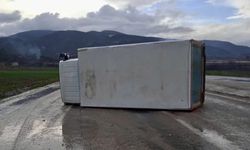 Sinop'ta kamyonun devrildiği kazada 2 kişi yaralandı