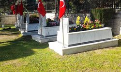 Düzce'de bayram öncesi bakımdan geçirilen şehit mezarları çiçeklendirildi