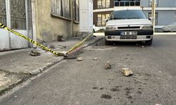 Karabük'te evin balkonundan kopan parçalar otomobile zarar verdi