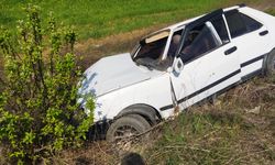 Karabük'te kontrolden çıkarak tarlaya giren otomobildeki 2 kişi yaralandı
