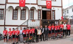 Bisikletçiler Samsun'dan Ankara'ya bayrak ve toprak götürecek