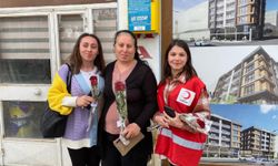 Gümüşhacıköy'de Genç Kızılay gönüllülerinden annelere çiçek