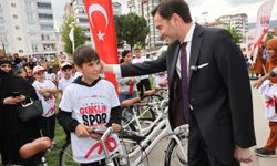 Tokat Belediye Başkanı Yazıcıoğlu, gençlere bisiklet hediye etti