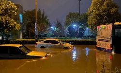 Ankara’da sağanak yağmur nedeniyle ev ve iş yerlerini su bastı, araçlar mahsur kaldı
