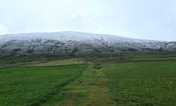 Bayburt’un yüksek tepelerine kar yağdı