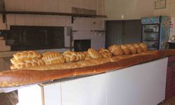 Sosyal medya yorumlarına, ürettiği 4 metrelik ekmekle cevap verdi